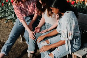 Daily Devotion - Praying with Jesus - Praying together - Women praying on a bench